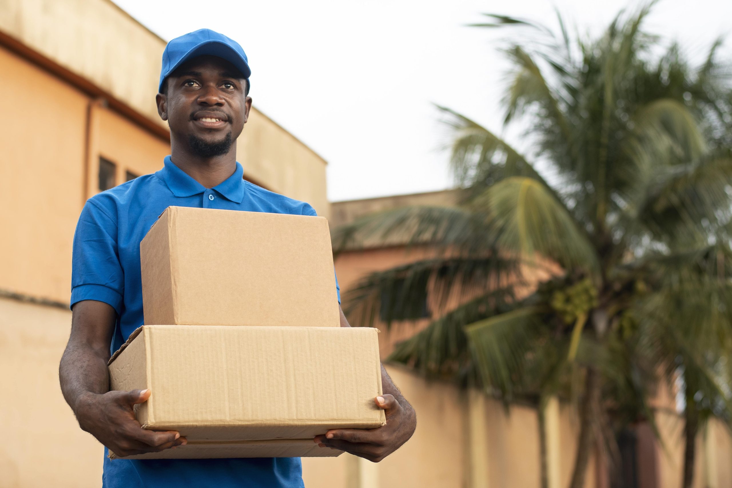 close-up-delivery-person-with-parcels (1)-min